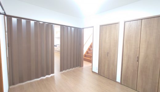 アコーディオンカーテンの取付工事を行いました