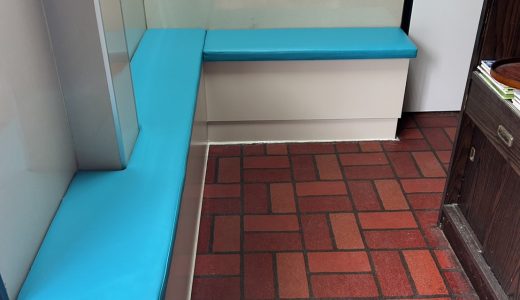 稲荷町で店舗待合スペースのベンチを交換しました。